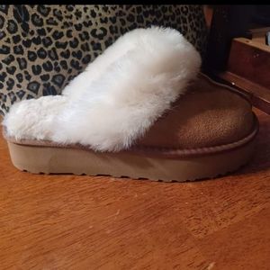 Platform furry ugg size 9